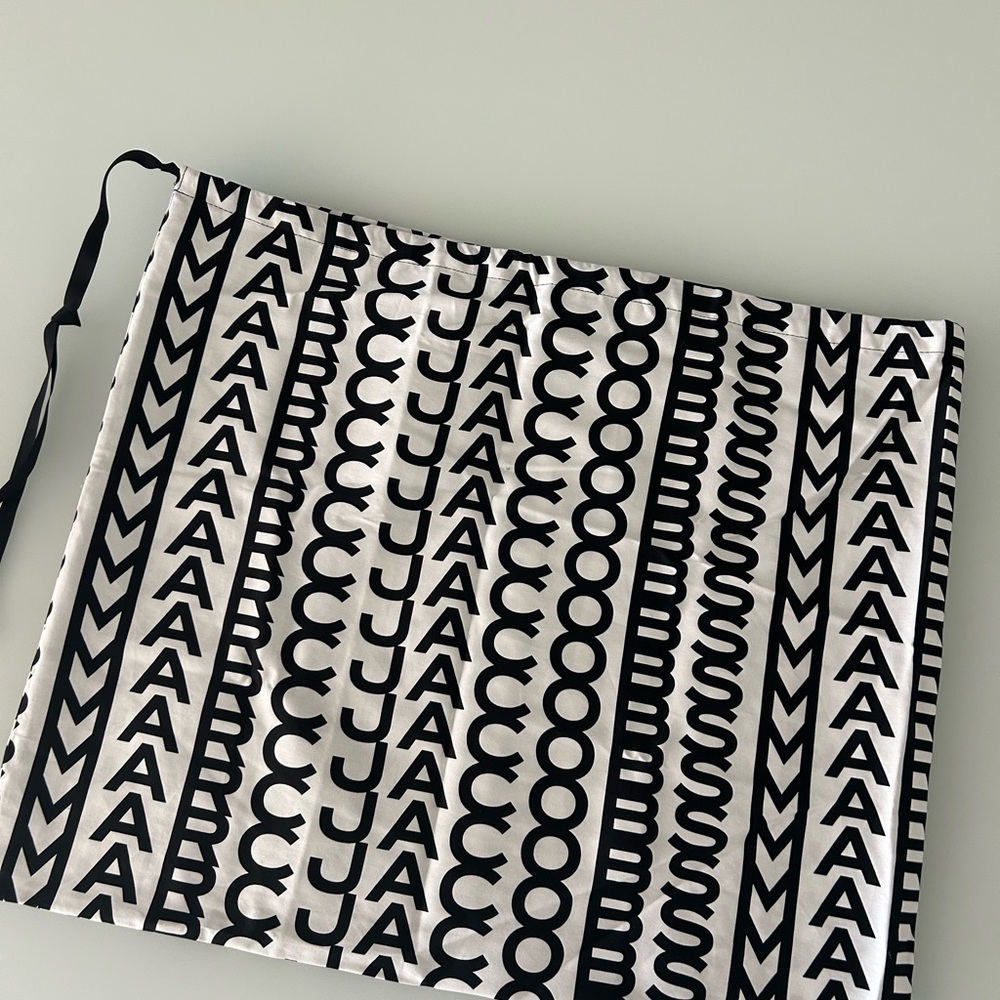 Marc Jacobs Monochrome Logo Large Drawstring Pouch/Dust Bag - 25x21 - Picture 2 of 3
